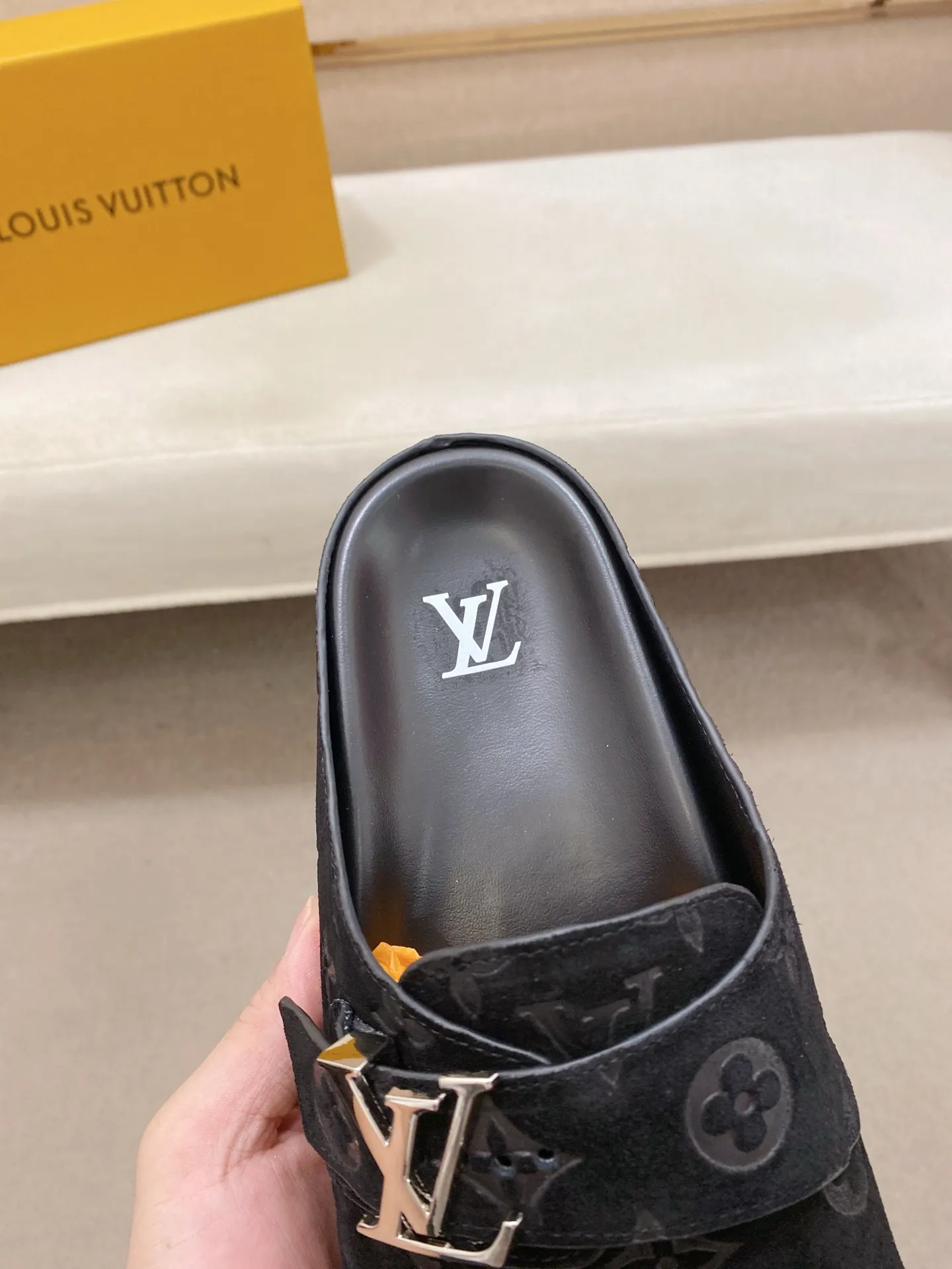 Men's shoes💰: 220💰38-45, LV Easy 2025 new men's casual sandals and slippers, made of suede cow leather, with Monogram pattern to highlight the trendy style. Adjustable straps illuminated with LV letters, while a resilient insole and micro outsole provide lightweight comfort. Made of suede cow leather with embossed Monogram pattern and brand element metal hardware✅Adjustable straps➕Tough insole‼ ️Micro outsole. Comfortable and easy to wear‼ ️